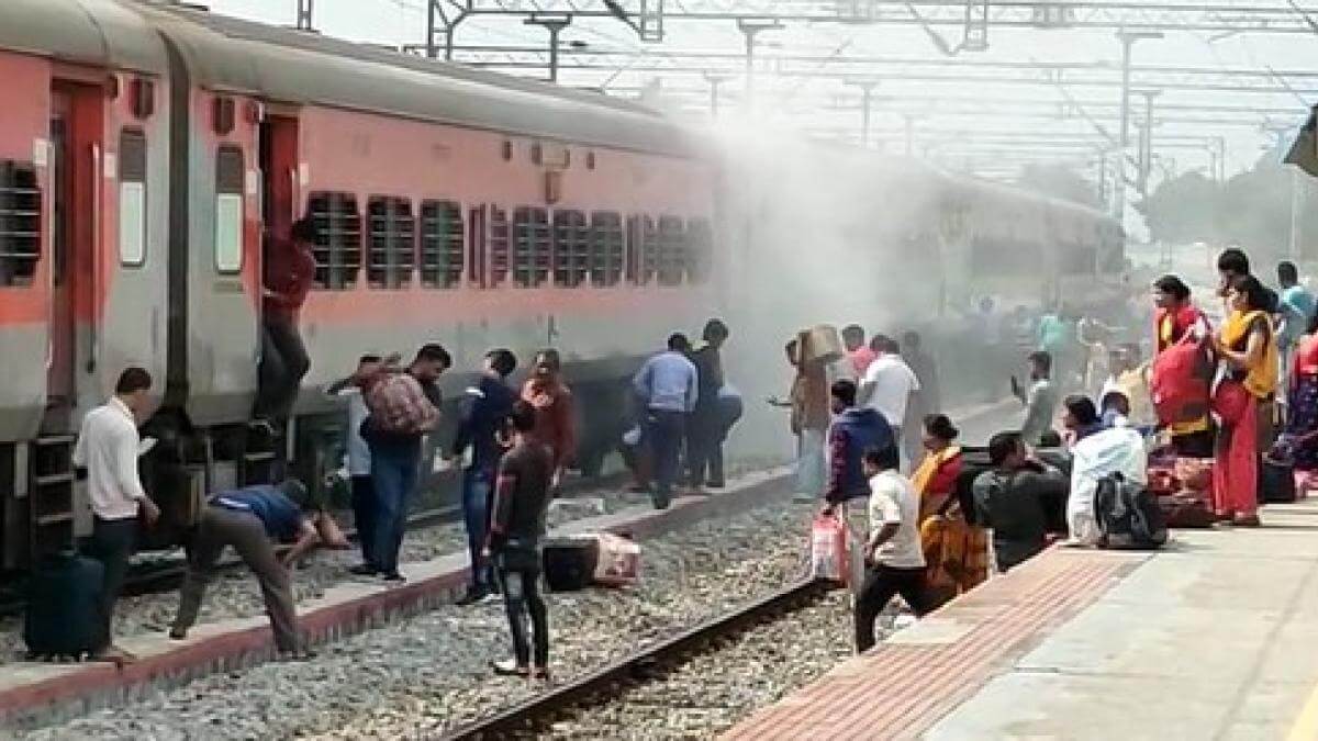 fire-breaks-out-on-bangalore-howrah-express-in-aps-chittoor