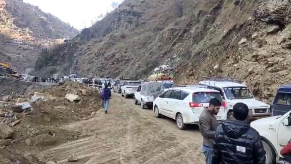 Landslides blocks Jammu-Srinagar national highway