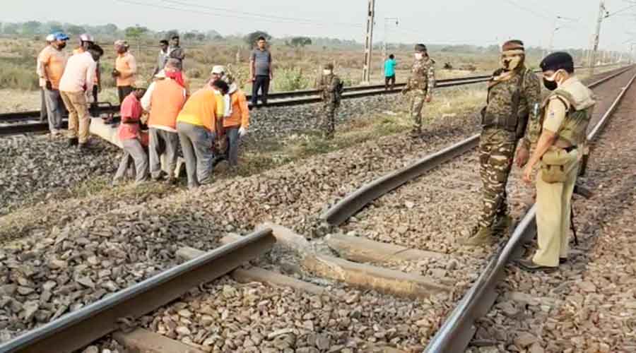 maoistsblowuprailwaytracksinjharkhand