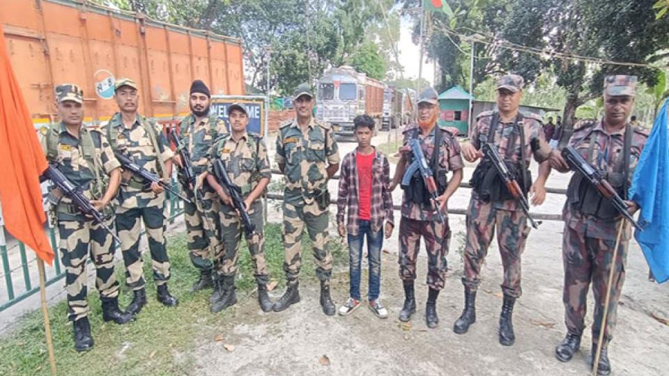 bsfapprehendsbangladeshinationaltryingtocrossinternationalborderinwestbengal