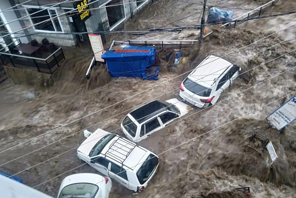 fivepeoplerescuedfromflashfloodsinjammu