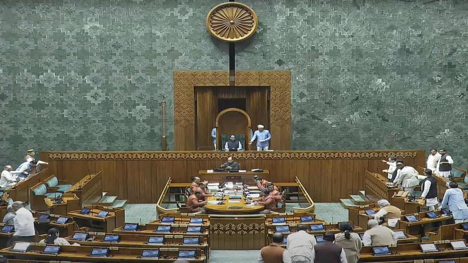 parliamentaryhousesadjournedasoppositiontriestoraiseissues