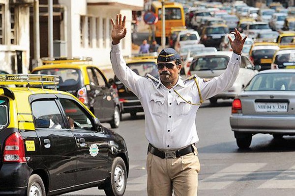 trafficpolicegodoortodoorcollectingpendingfinesrecoverrs1crin15days:mumbai