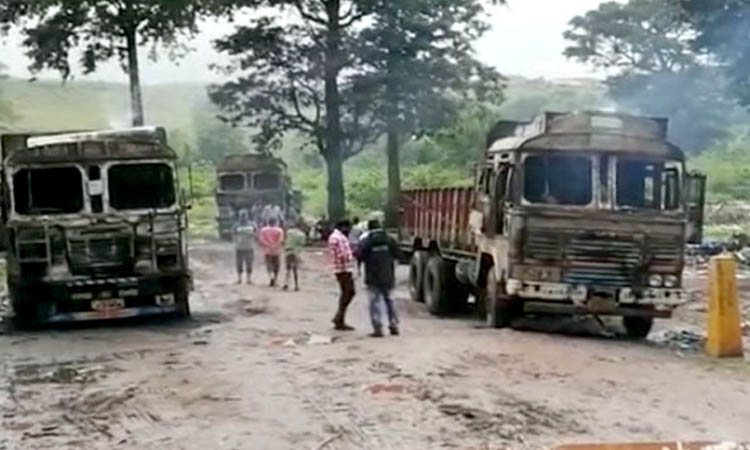 naxalstorchfiveemptytrucksinchhattisgarh