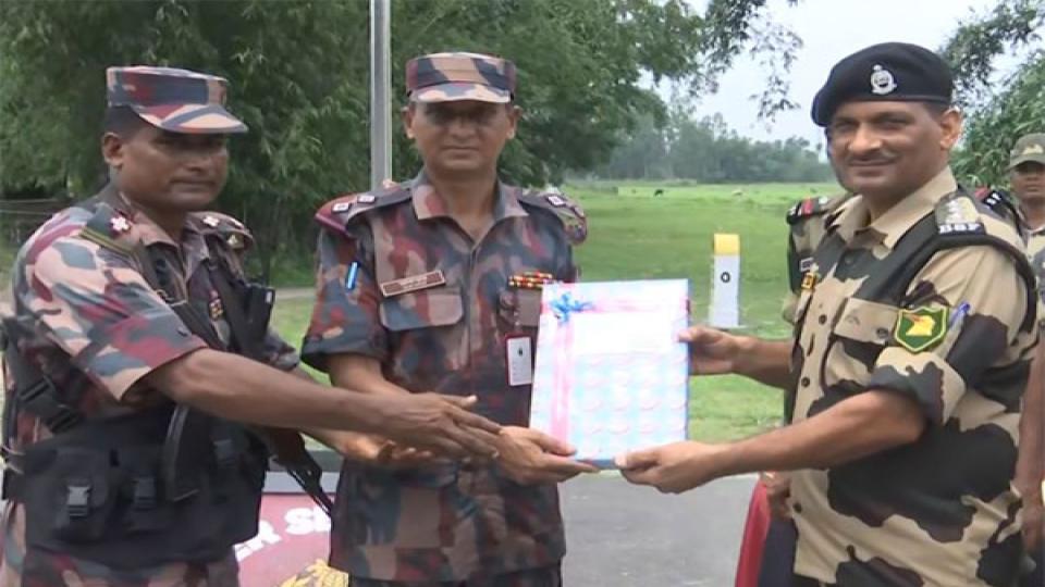 indiaandbangladeshborderforcesexchangesweetson78thindependenceday
