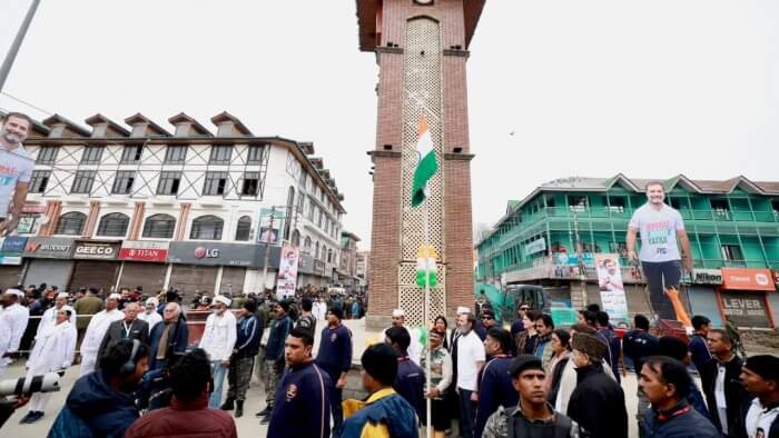 bharatjodoyatraentersitslastlaprahulgandhiunfurlsnationalflagatlalchowkinsrinagar