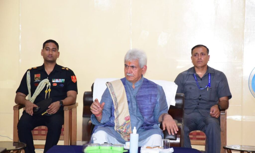 lgmanojsinhavisitsnunwanchandanwaribasecampsinsouthkashmirsanantnagdistrict