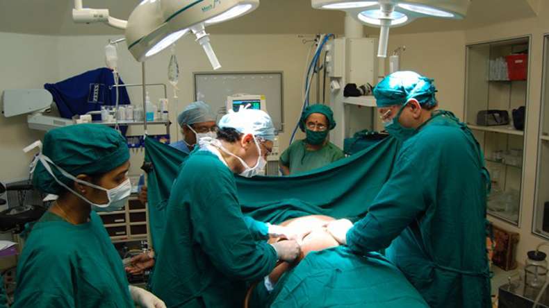 mumbaidoctorstopssurgerymidwaytotakepictureofcockroachknowwhy