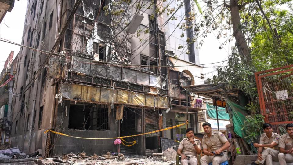 probefindslockedroofexit5teamstonabmanagerdelhifire