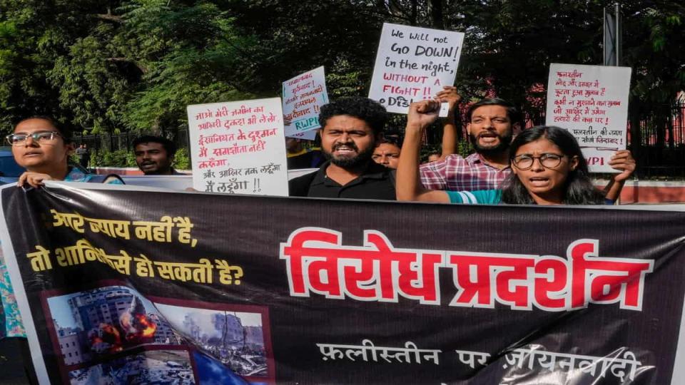 delhipolicedetainprotesterstryingtostagesitinatjantarmantarinsupportofpalestine