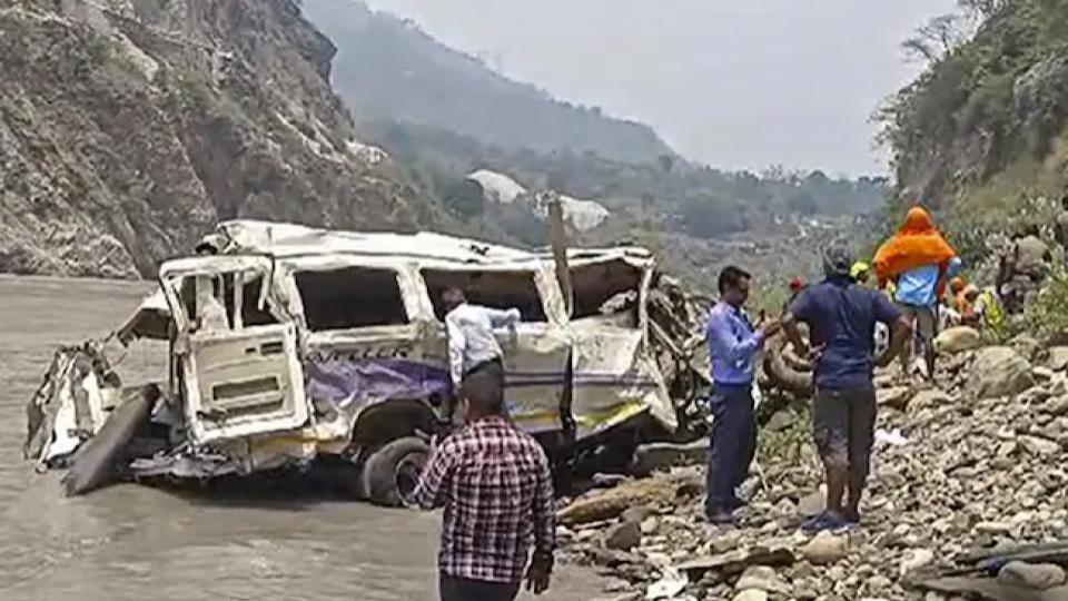 eightkilledaftertempowith23passengersfallsintogorgeinuttarakhand