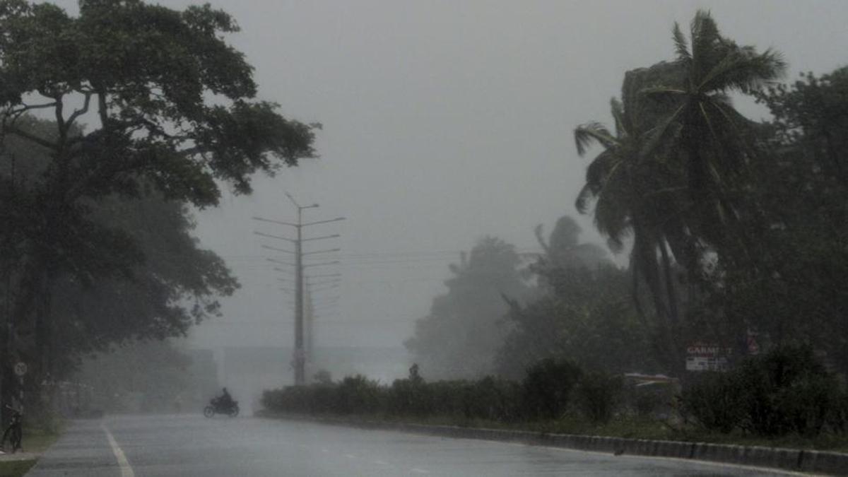 cyclonefanimakeslandfallinpuriheavyrainsbattercoastalbelt