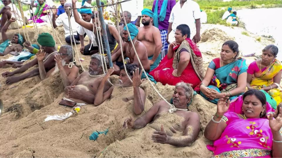 Farmers Bury Themselves in Sand in Tamil Nadu 