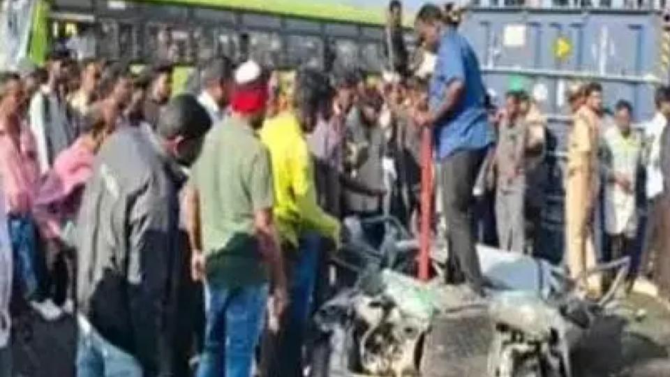 Car Rams into Lorry in Chittoor, 6 people died