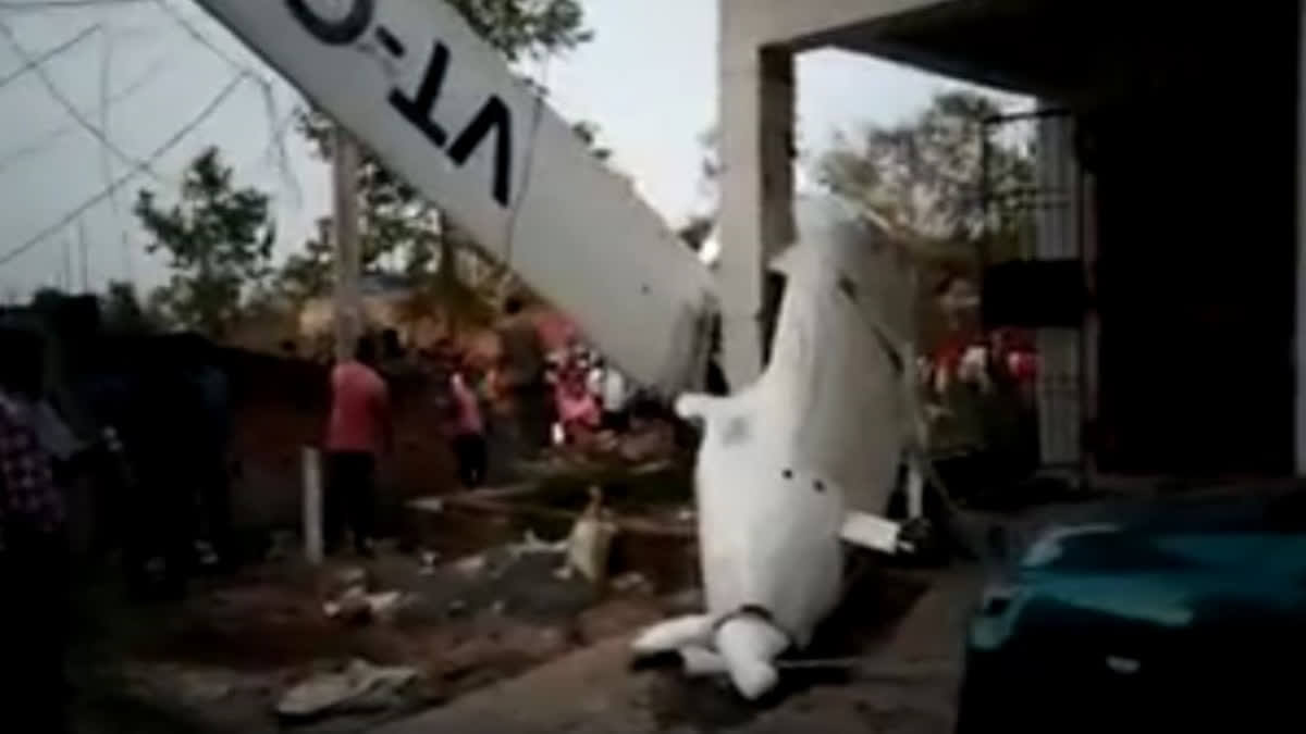 gliderplanecrashesintohouseinjharkhandsdhanbadpilotandchildinjured