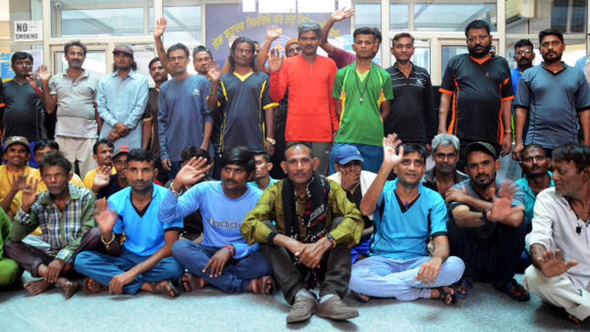 184fishermenreachgujaratafterreleasefrompakistanjail
