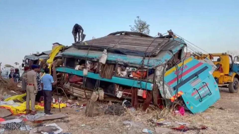 5killed35injuredasbuscarryingpilgrimsfallsintogorgeingujarat