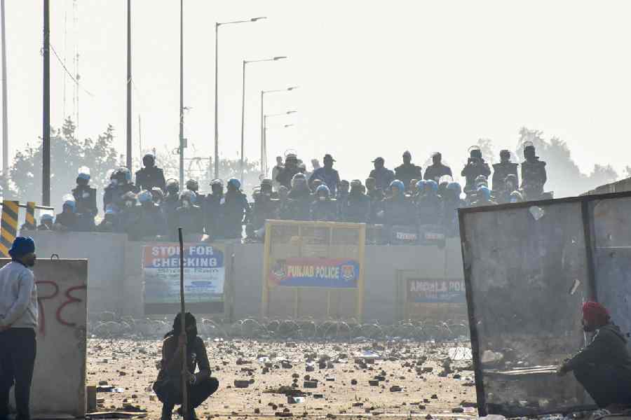 haryanapolicefireteargasshellsafterfarmerstrytomovetowardsbarricadesatshambhuborder