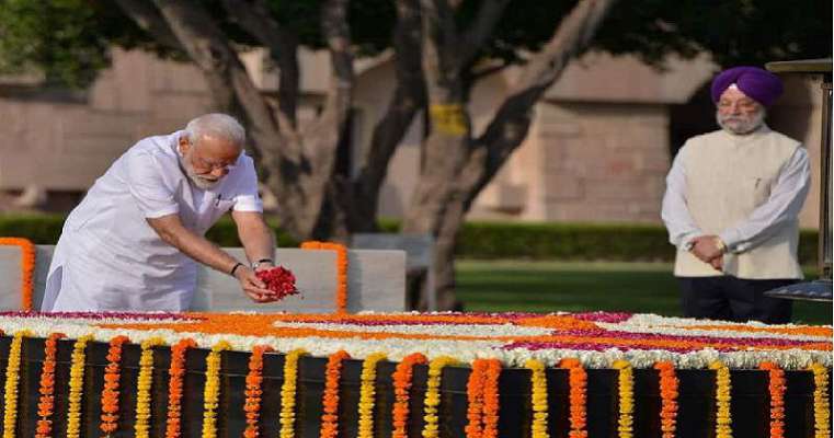 aheadofswearinginmodipaystributestogandhivajpayee
