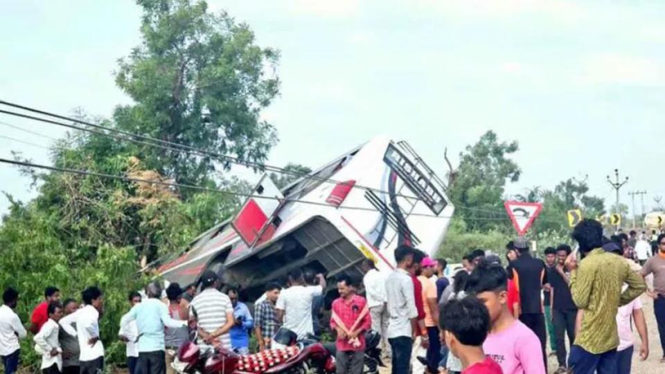 2dead27injuredafterbuscollideswithtruckinmadhyapradesh