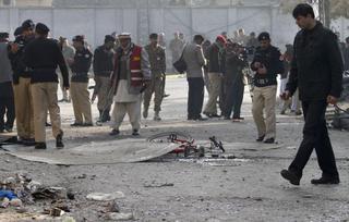 9killed25injuredas2bombblastsrockpakistanskhyberpakhtunkhwa
