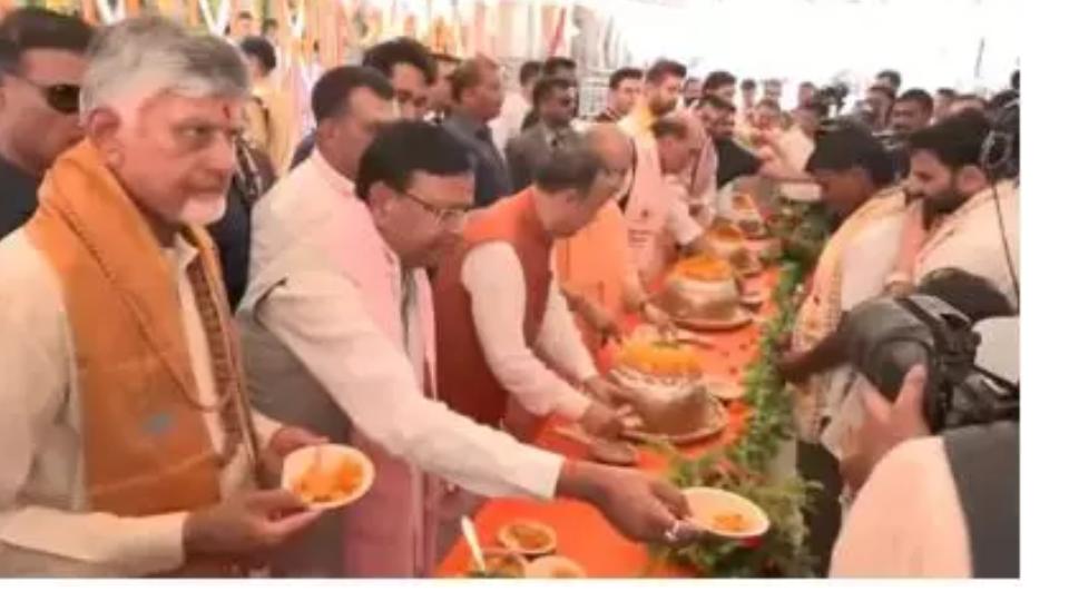 CM Nadiu Offers Prayers at Kashi Vishwanath Temple in Varanasi