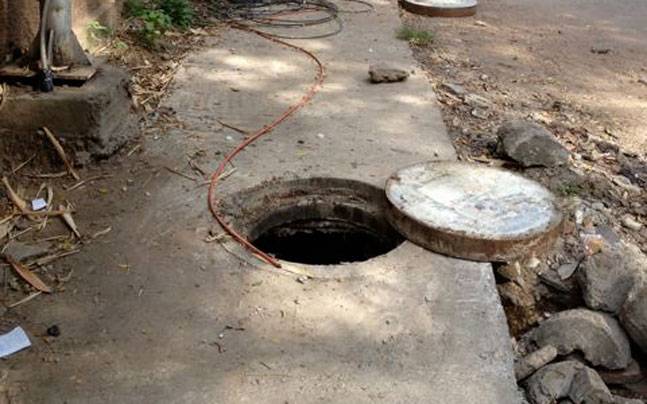bengaluru:3labourersdieofsuffocationinmanhole