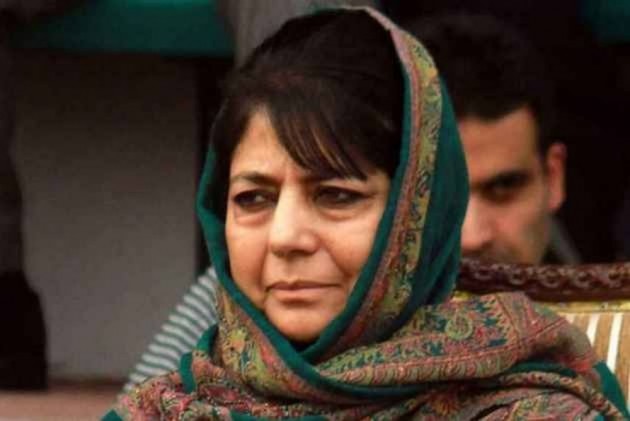 stoneshurledatmehboobamuftis’smotorcadeinanantnagdistrictofjk