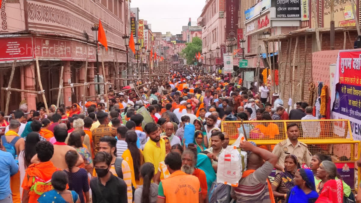 Massive crowds gather at Kashi Vishwanath on Sawan’s first Monday