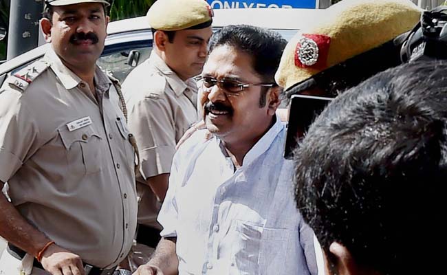 ecbriberycase:ttvdinakaransupportersprotestagainsthisarrestinmadurai