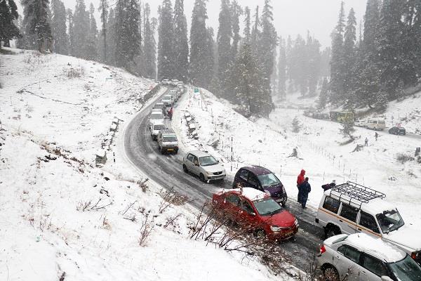 upperreachesofkashmirvalleyreceivesafreshspellofsnowfall