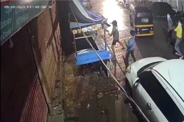 forrefusingransommoneytradershouseattackedwithbeerbottlesinmaharashtra