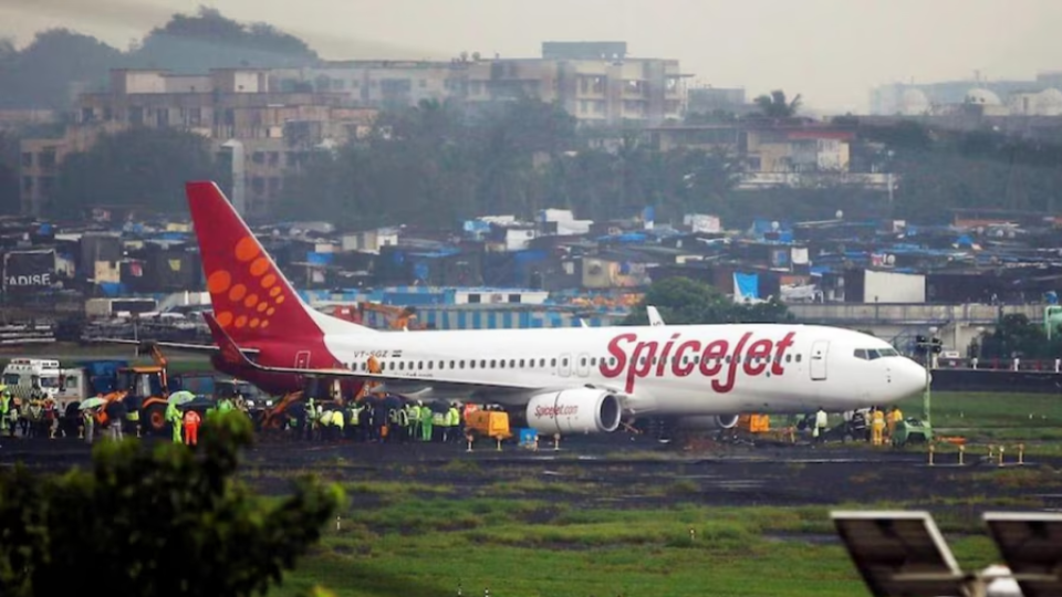spicejetflighttopatnamakesemergencylandingindelhitechnicalfault