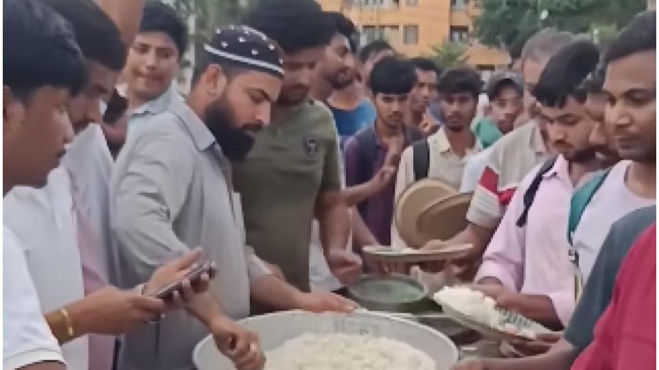 Junaid Malik Who Fed Delhi Protesters Distributes Meals at Ranchi