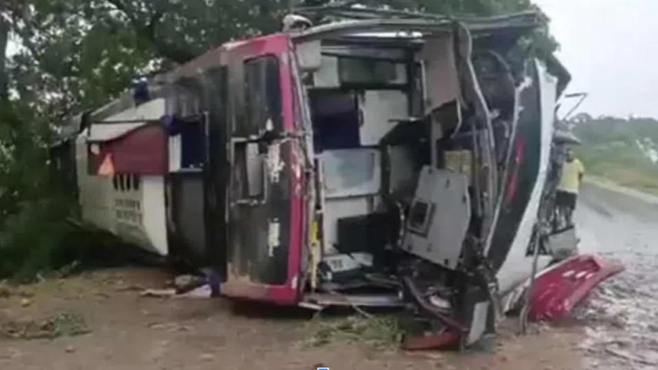 1 dead, 20 injured in Narasaraopeta bus accident in AP