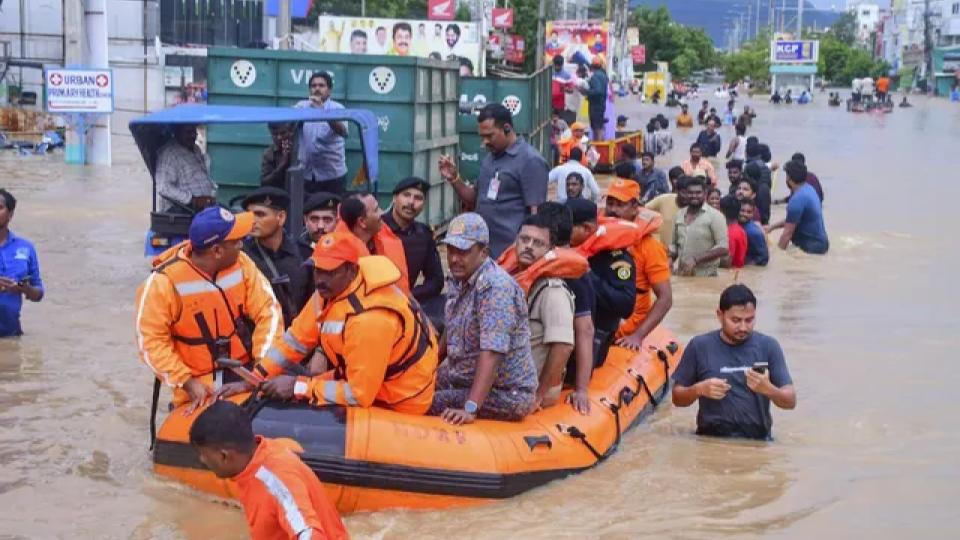 centralteamvisitsfloodhitdistrictsinandhrapradesh