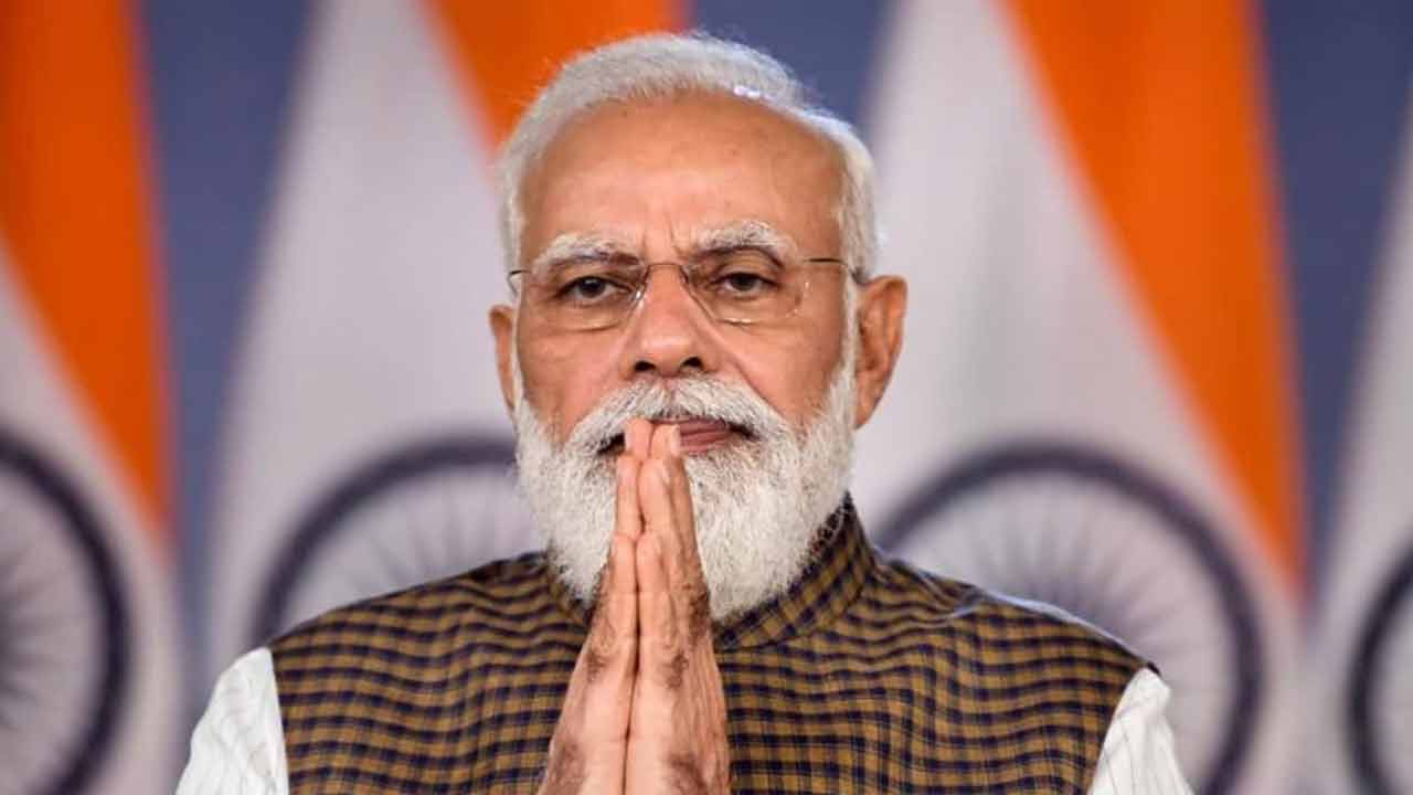pmmodigreetspeopleonholi
