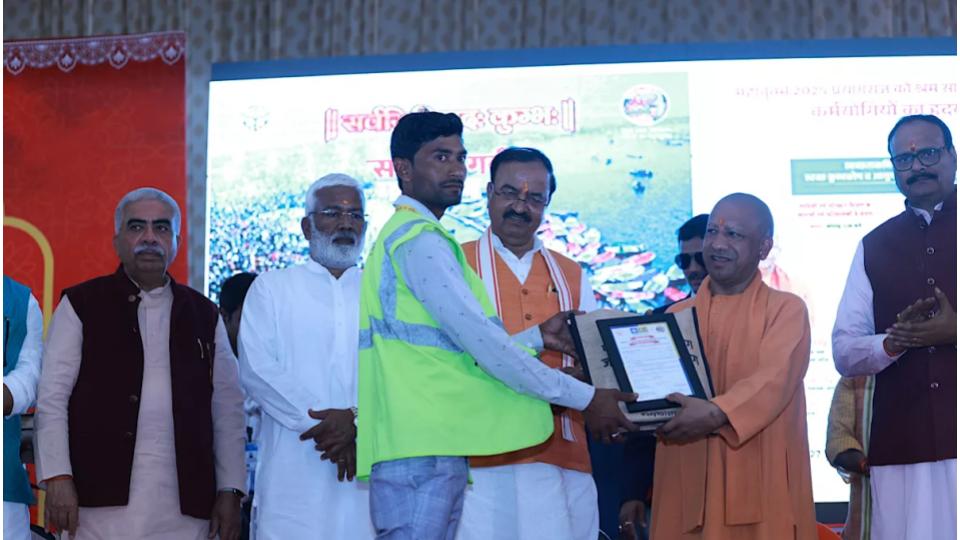 cmyogiadityanathhonourssanitationandhealthworkersofmahakumbh2025