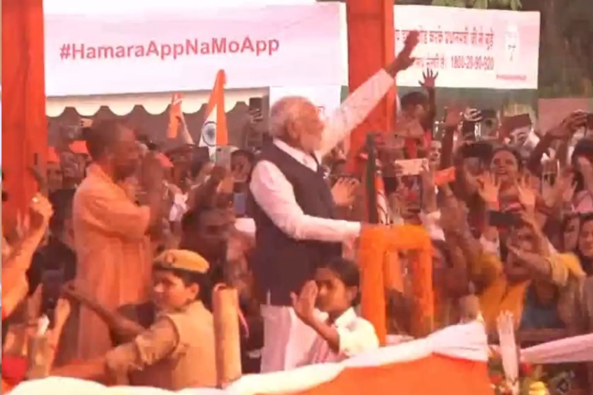 pmnarendramodiinteractswithwomeninmatrishaktisammelaninvaranasi