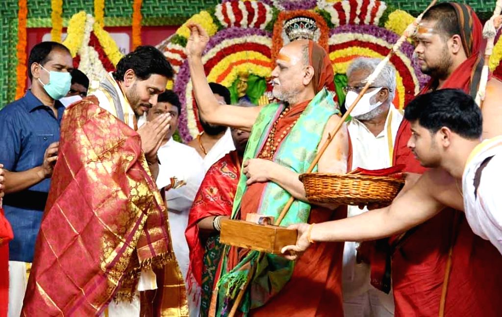cmjaganvisitsvisakhasaradapeetamoffersprayers