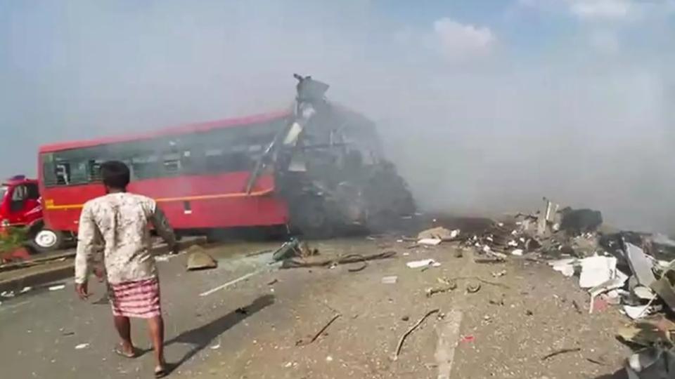 twobusesfrommaharashtracollidenearsurat7killedand40injured