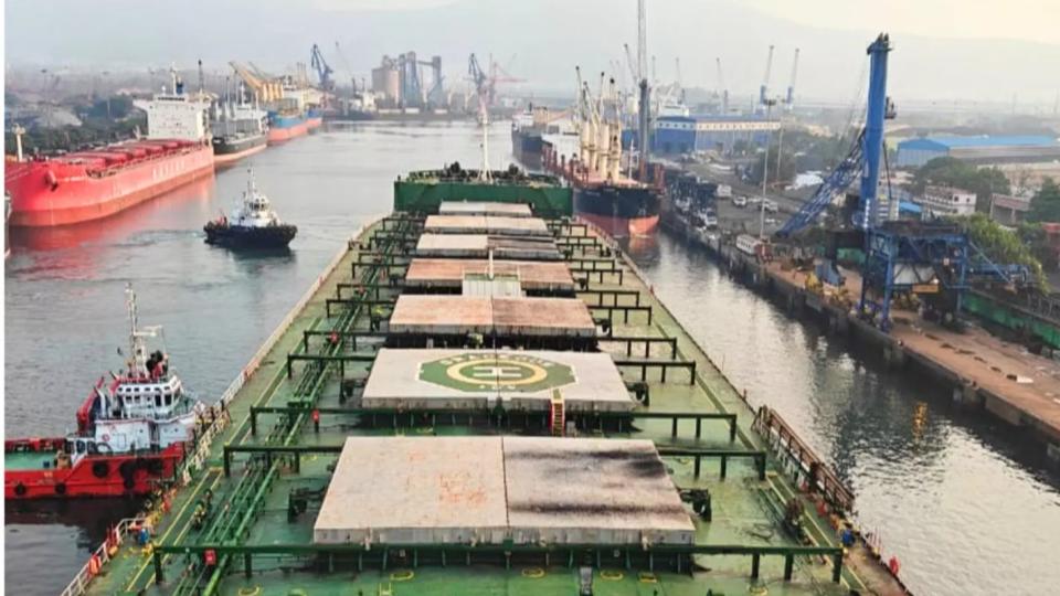vizagportsuccessfullyberths292metrelongbulkcarrier