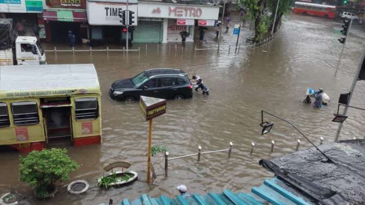 heavyrainslashmumbaileadingtowaterloggingatmanyplaces