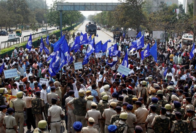 indiansecurityforcesenforcecurfewaftermobsetfiretohomesofpoliticalfiguresfromdalitcommunity