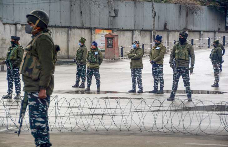 jkpolicerecoversarmsammunitiondroppedbypakistanidroneintophvillagenearinternationalborder