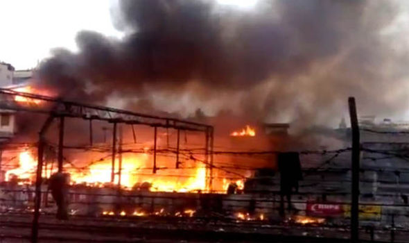hugefirebreaksoutnearmumbaitrainstationinjuringpassengers