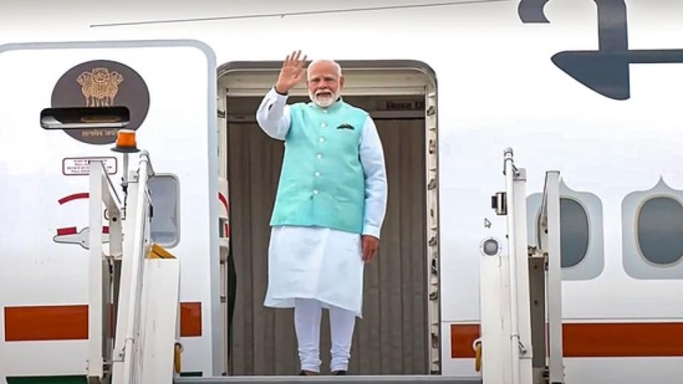 pmmodiarrivesinmoscowwillholdsummittalkswithrussiasvladimirputin