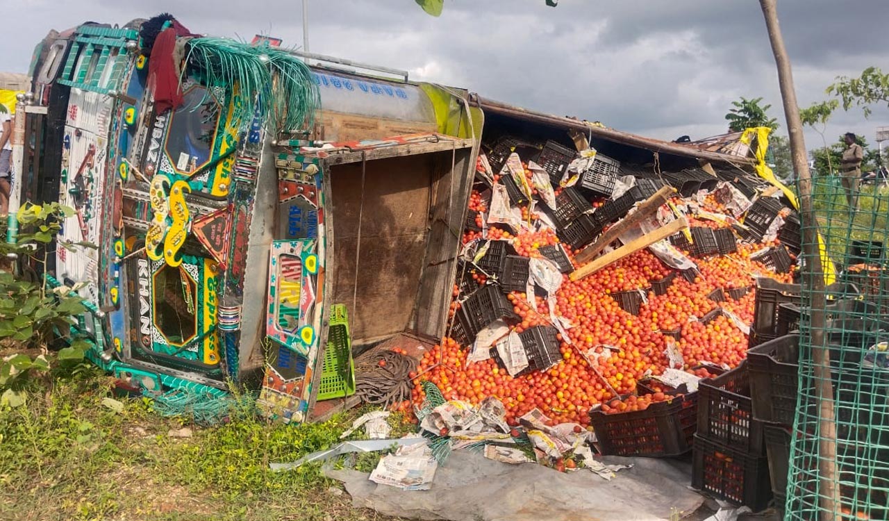 tomatoladentruckoverturnsinthanecity