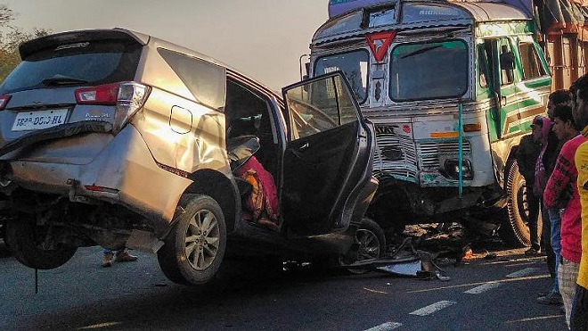 fourdeadsixinjuredassuvcollideswithtruckinmadhyapradesh: