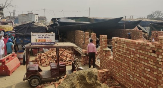 farmstir:protestingfarmersnowstartconstructingpuccahousesatsinghuborderduetosummerheat